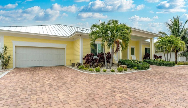 Beautiful Newer 4/4 Home w. Dockage & private pool