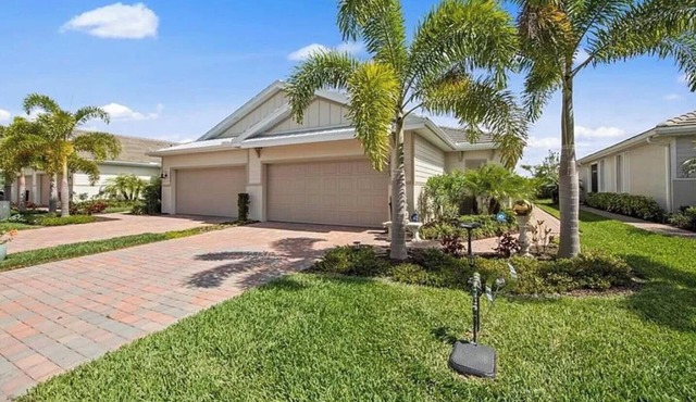 Beautiful newly furnished Villa in a resort community with tons of amenities