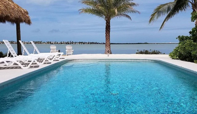 Beautiful quiet neighborhood. Sunsets! Huge pool! 10 min to Key West