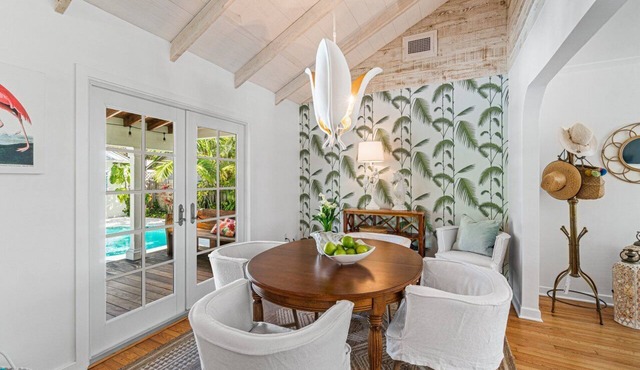 Beautiful Remodeled Cottage w/heated pool and spa, 1 mile from beach!