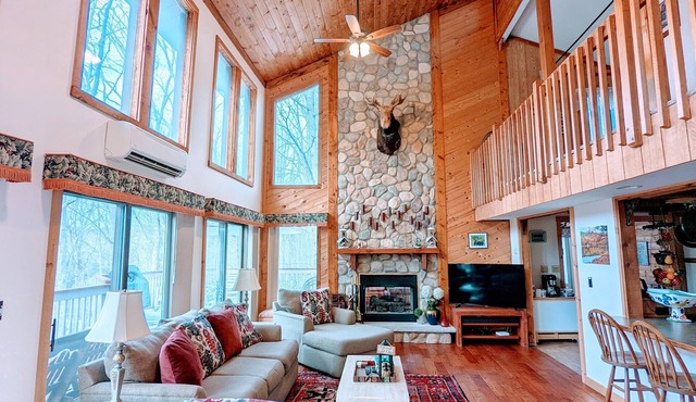 Beautiful, Spacious Poconos Cabin, Pool Table, 15 mins to Shawnee Ski mountains