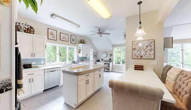 Beautiful, spacious home with mature landscaping, game room, & grill - dogs ok in McHenry
