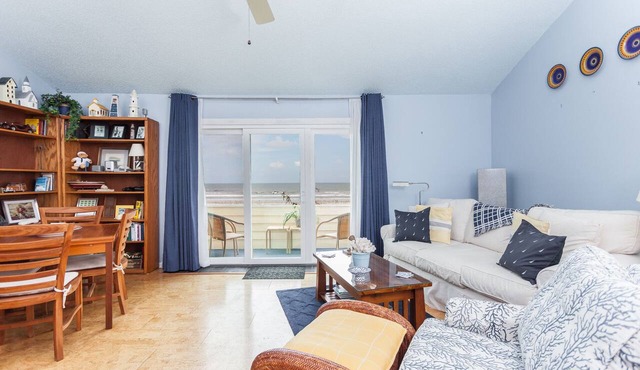 Beautiful, Top Floor, Ocean Front Condo with Balcony, Pool + Tennis