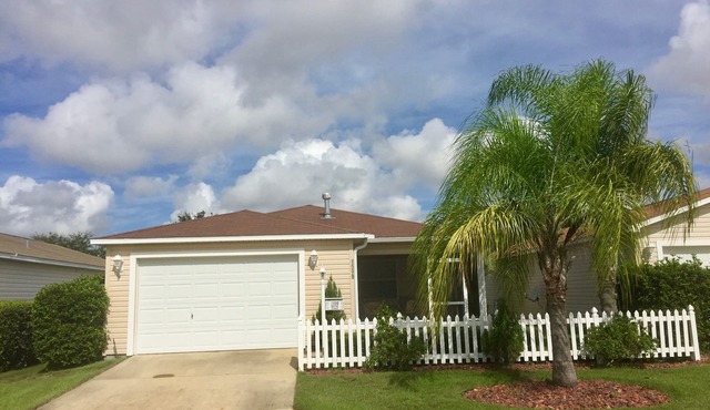 Beautiful Villa close to Lake Sumter Landing! WiFi Included!