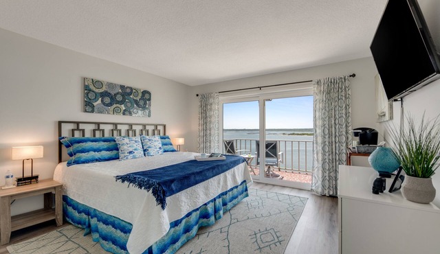 Beautiful Waterfront Sanctuary plus 2 free Kayaks & steps front the beach