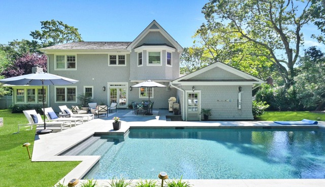 Beautifully designed 4000 sq ft Hampton Traditional House, private pool,.