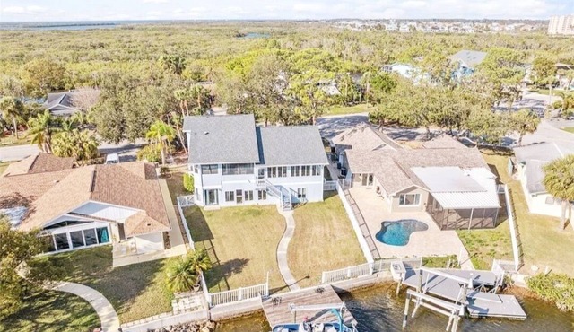 Beautifully Furnished Waterfront 4BR, 2Bath home with Access to Gulf of America