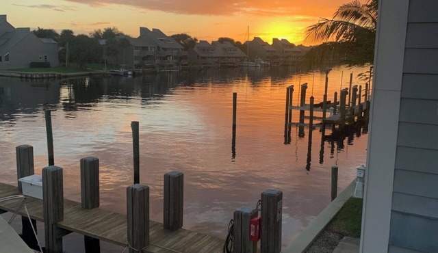 Beautifully renovated 2/2 condo on marina and short walk to private beach!