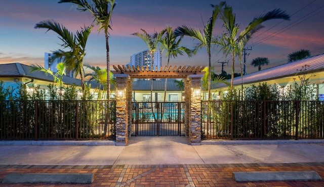 Bermuda Bungalows #2 🌴🏄‍♀️Quick Walk to Public Beach 🏊🩴Pool/Spa On-Site 🏖️🌅Downtown Singer Island 🌊😎Walk to Restuarants, Bars, Shops 🐬🌞Free On-Site Parking!