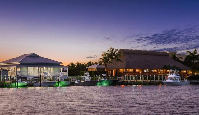 Best Spot For Your Next Trip! Outdoor Pool, Free Breakfast, Pets Allowed!