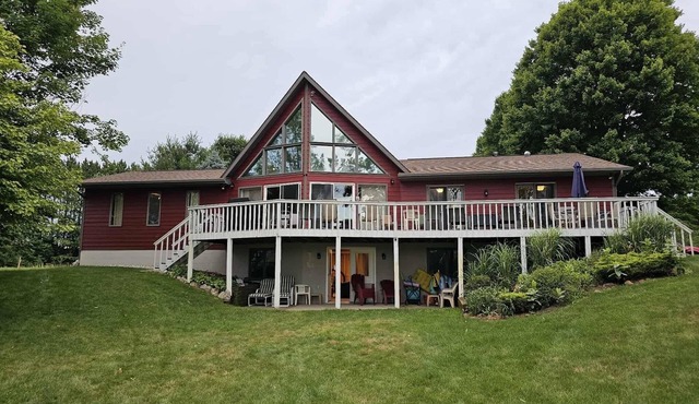 Big Red Lakefront Getaway & Golf Retreat at Canadian Lakes