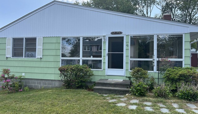 Black Point Beach Cottage, Walk to Beach, Relaxing, Family Friendly, Safe!