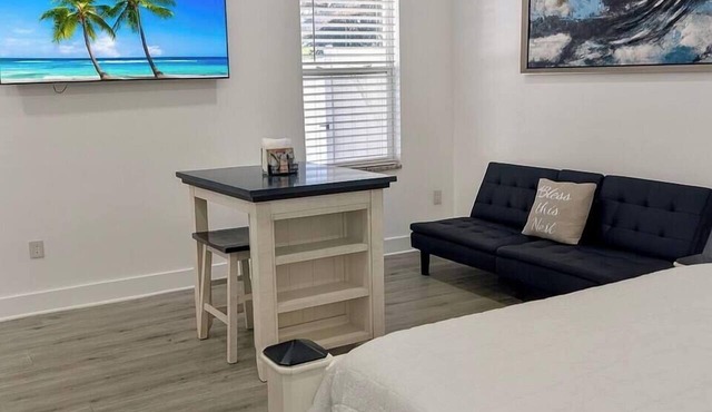 Blossom Suite by Tampa Bay Hotspots & Airport!