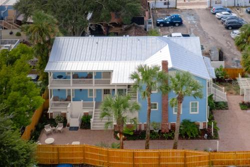 Blue Carriage House Downtown Boutique Hotel