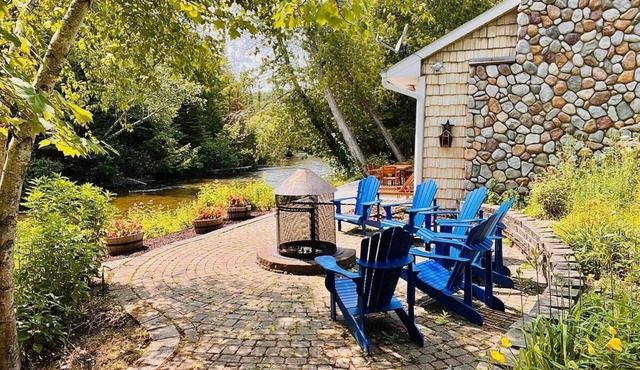 Boardman Monarch Lodge, 2-Guest Special: Riverfront, Hot Tub, Fireplace