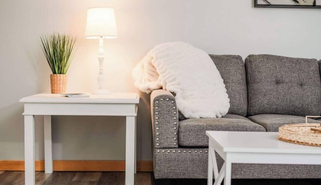 Bramble – Downtown Boyne City Winter Retreat Just 10 minutes from Boyne Mountain. Walk one block to dining, live music, and shops, or three blocks to the beach and park. Relax in a spacious one-bedroom apartment