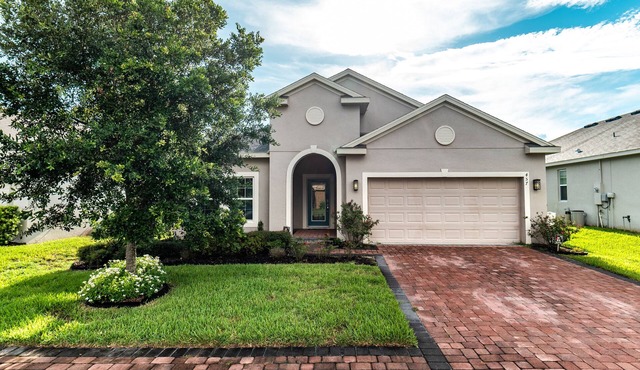 Brand New Furniture Throughout - Quiet Neighborhood. Close to Legoland and Disney