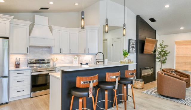 Brand New Home! Walk to Beach, Hot Tub, Fully Fenced Backyard, $300 in Free Tickets!