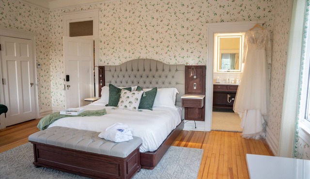 Bridal Suite - King room with bath and bistro