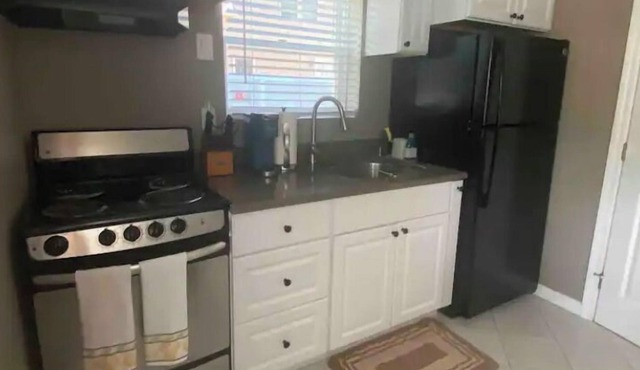 Bright 1-Bdrm Studio Apt on Quiet Tree-Lined St.