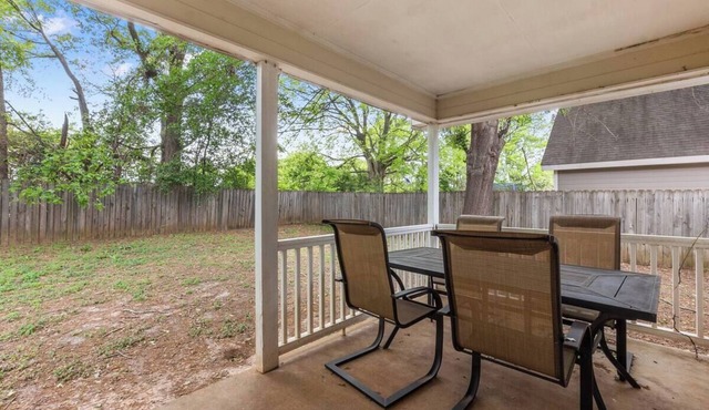 Bright and Open 3 bedroom with King Bed, Privacy Fenced Yard and Fast Wifi