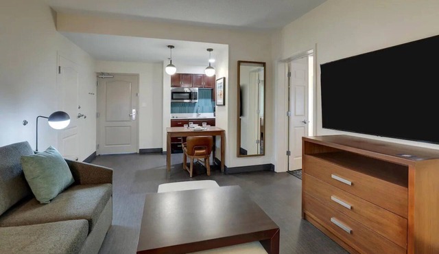 Bright & Awesome Suites w/Parking & Breakfast – 3mi from Charles Pinckney Site