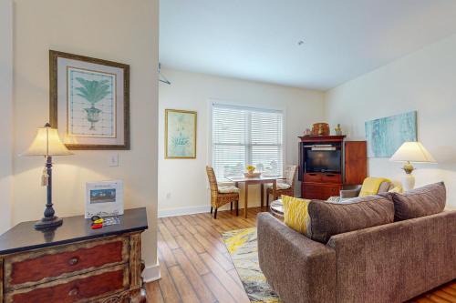 Bright condo near shopping & restaurants with tennis & shared pool