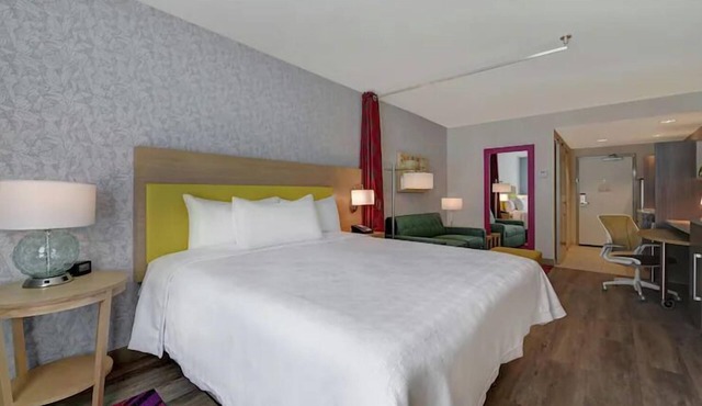 Bright King Studio w/Breakfast & Outdoor Pool, 1.8mi Armory Art Center WPB