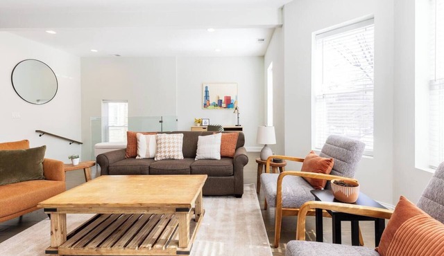 Bright & Modern Apt | Steps to Lake, Train, Food in Chicago