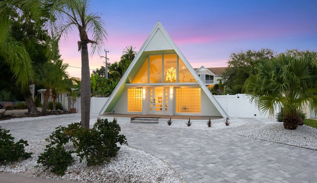 Bright, Modern Artist A-Frame Downtown SRQ West of Trail