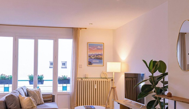 Bright, modern, equipped 2-room apartment, quiet, close to streetcar and city center in Grenoble