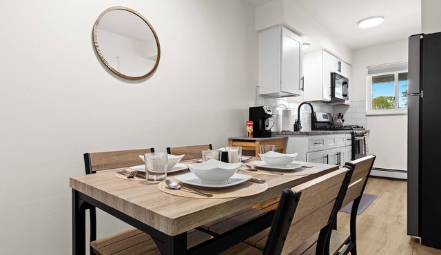 Bright & Modern Flat | King Bed | Near Downtown