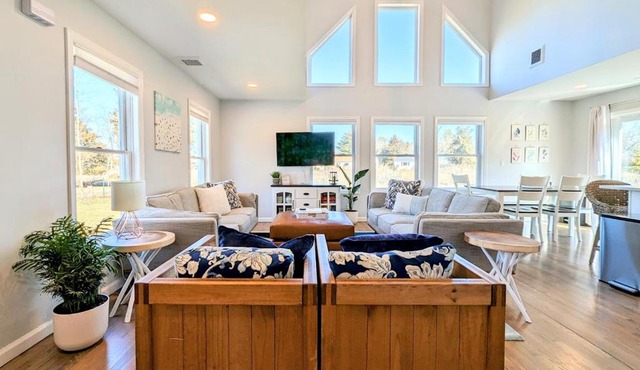 Bright Oasis in Beautiful North Fork Wine Country