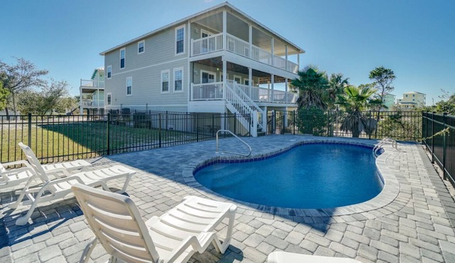 Bright Pet-friendly Abode with Private pool on North Cape