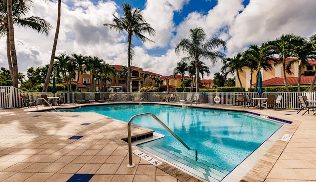 Bright, Spacious Condo w/Pool, Close to Beaches!