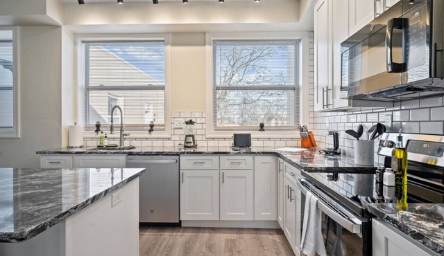 Bright & Upscale|King Bed|Free Parking w/Workspace in Pittsburgh
