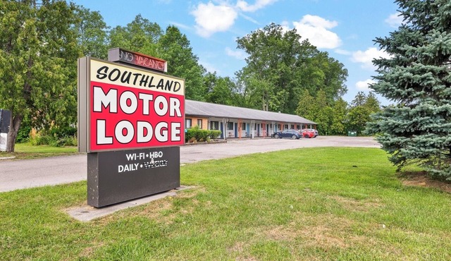 Brownstown MI 1BR Apt w/Sofa Bed and Bathtub