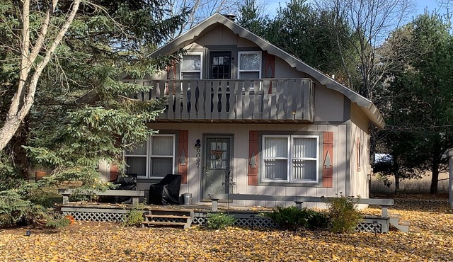 Cabin Located in the Manistee National Forest with all the Comforts of Home