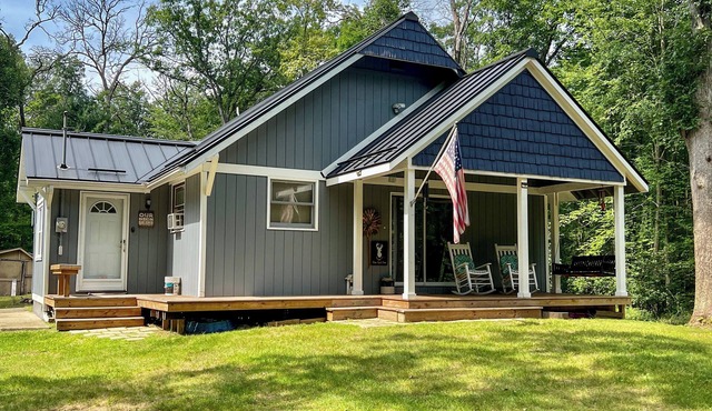 Camp18, peaceful cabin in the woods, trail access, come ride in Leota.