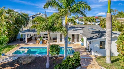 Canal-Front 3BR – Pool, Hot Tub & Boat Access
