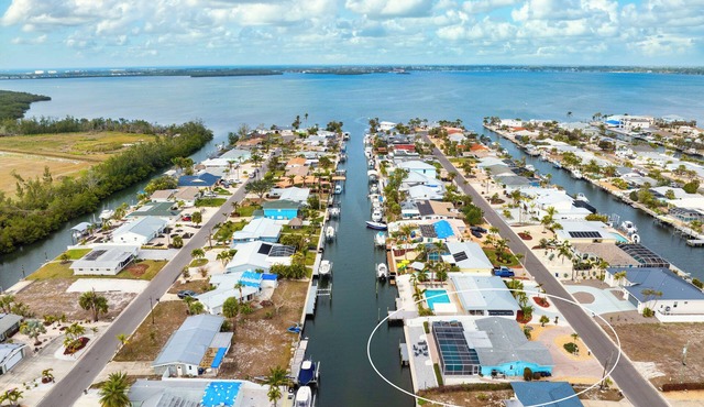 ⚓Canalfront Bradenton home W/Dock & Heated Screened In Pool⚓