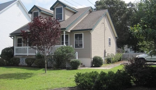 Cape May-1 block to Delaware Bay beach, sleeps 10 and pet friendly