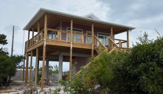 CAPESIDE BREEZE ² : North End of Cape San Blas. Gulf views from large porch.