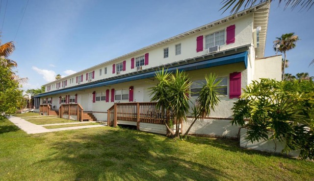 Captain's Table Hotel by Everglades Adventures