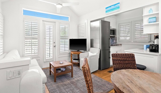 Carriage House 100 Yards to Beach. With Full Kitchen, Laundry, and Parking