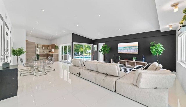 Casa joia | heated pool | 15m beach | 5m to shul