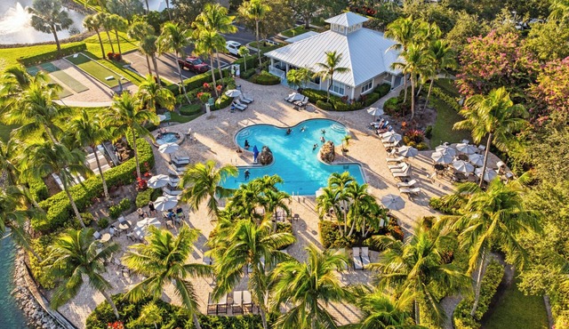 Catina Vacation Rental: Bright 2-BR Condo with Lake Views. Located in Lely Resort with Pool, Hot Tub, and Golf Access. Ideal for Golfers and Beachgoers, Minutes from Naples and Marco Island