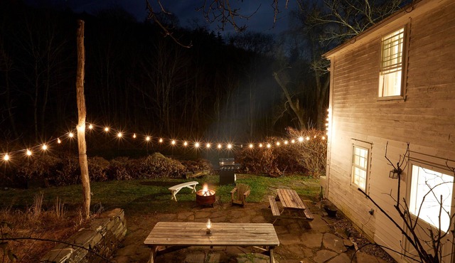 Catskills retreat on 4.5 acres w/fully stocked kitchen and fire pit—Sleeps 9