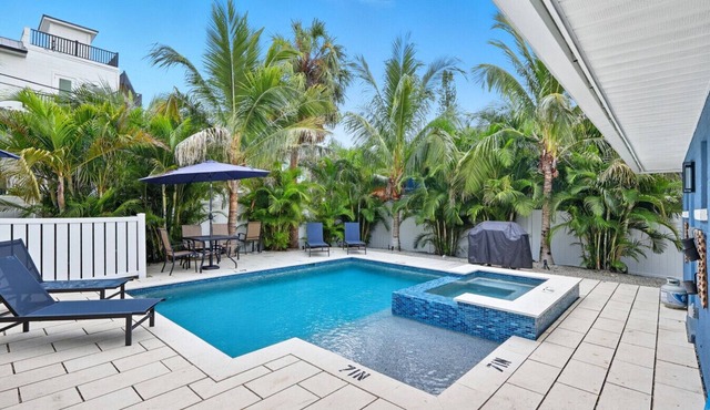 Central location|Walk to beach, trolley stop