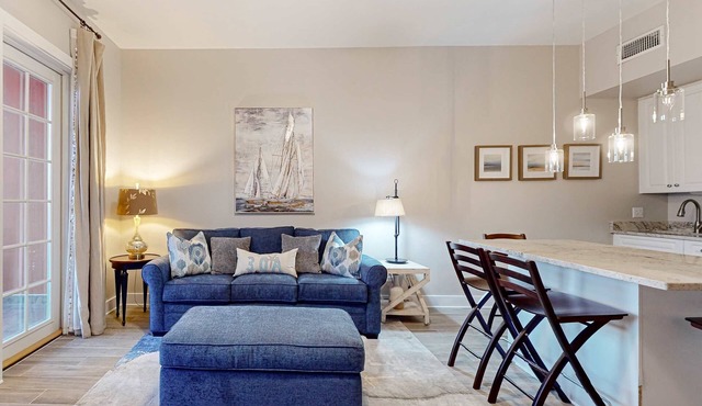 Centrally located condo near shopping & the beach with shared pools & tennis courts